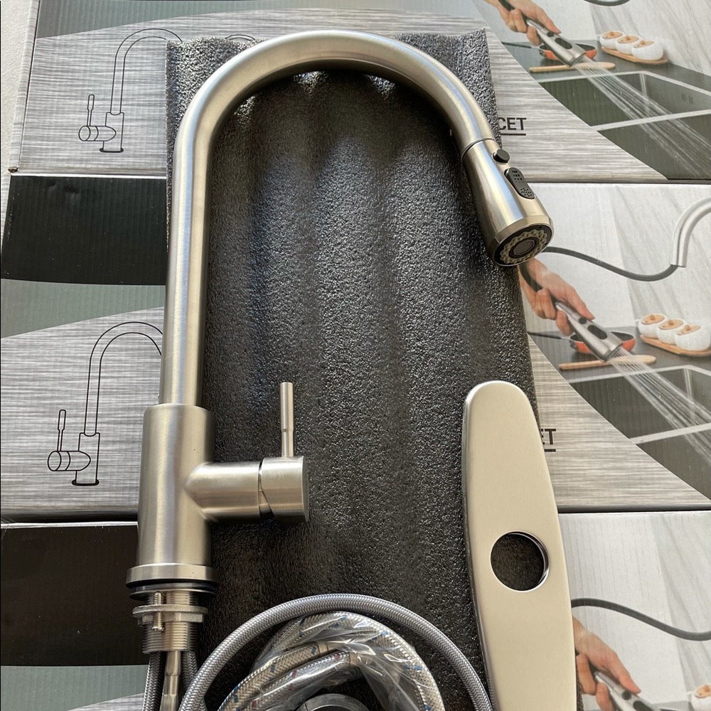 Pull down kitchen faucet